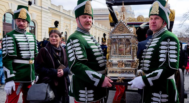 Tömegek várták az Aranyvonatot - Így érkeztek meg a szakrális ereklyék Szombathelyre