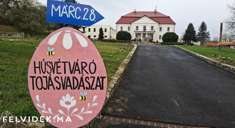 Kidíszített kastélypark ipolyszécsénykei módra húsvét idején