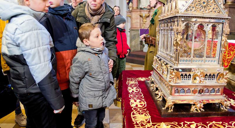 Hintó vitte a Szent Korona és a Szent Jobb hiteles másolatát a Szent Márton templomba