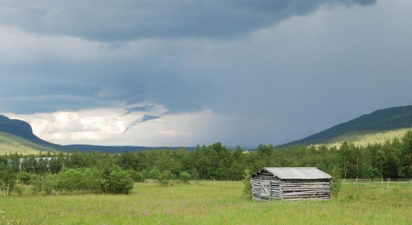 Nincs menekülés az eső elől: sötét felhők és szélvihar uralja a vasárnapunkat