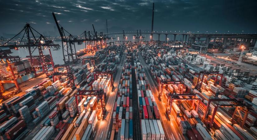 Itt az újabb háborús következmény: torlódnak a konténerek a kikötőkben, késhet az ön rendelése is