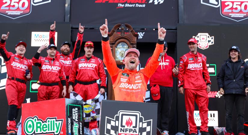 Allgaier ismét nyert, az igazi főszereplő viszont egy 37 éves újonc lett Martinsville-en