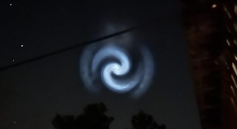Egy éve ilyenkor: furcsa fényspirál tűnt fel az esti égbolton, az ország több pontján is látták