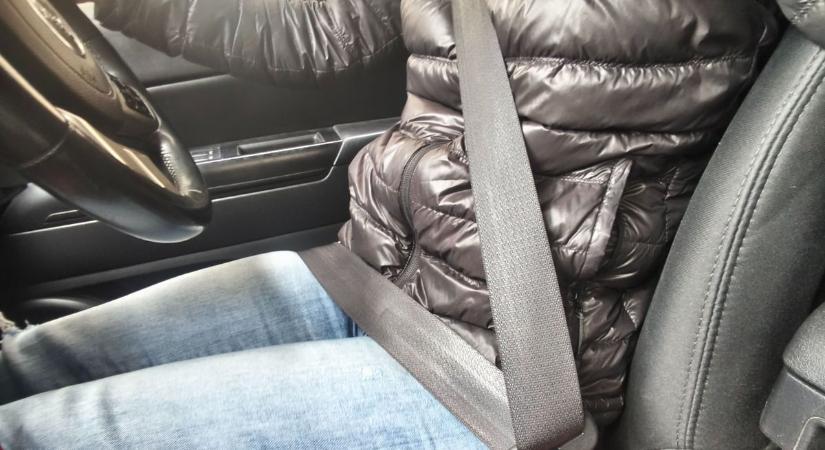 Vége a trükközésnek! Durva bírságot kaphat, aki így köti be a biztonsági övet – videóval