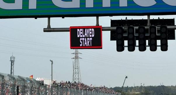 ÉLŐ: Csúszik az F1-es Japán Nagydíj futama