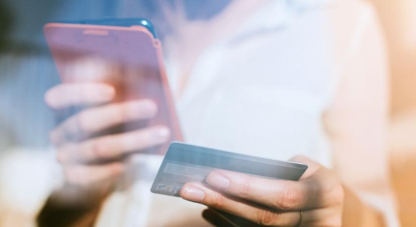 Ha fóliába tekered a bankkártyád, megvédheted az adataidat – szakértők szerint működik a trükk