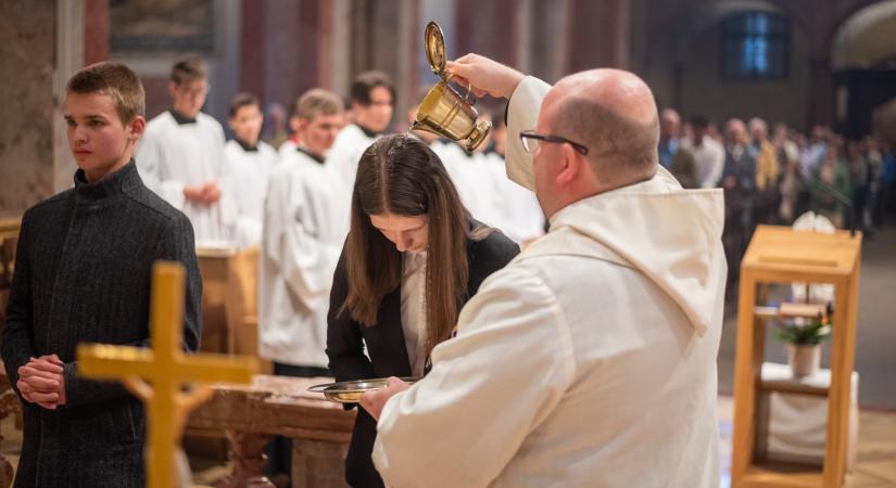 Felnőttkeresztelés húsvét vigíliáján