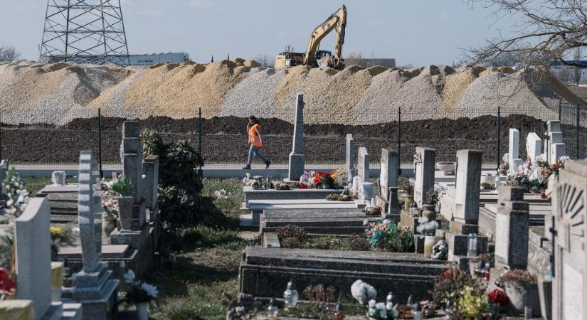 Nyertes vagy vesztes a falu, ahová tortával kopogtatott be a koreai, most meg a temető mellé fekteti a vasútját?