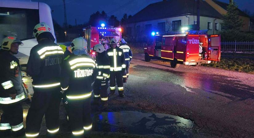 Füstölni kezdett egy autóbusz Hegyfalun - fotók