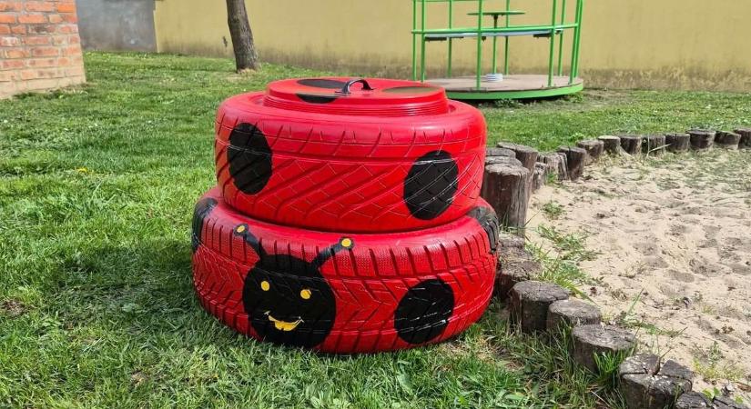 Ilyet még nem láttál: Különös lények jelentek meg a játszótereken!