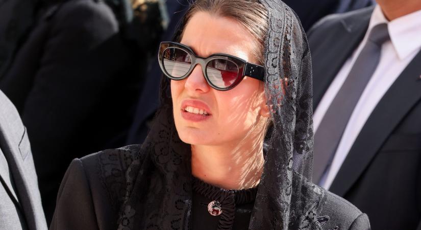 Grace Kelly unokája drámai fekete fátyolban fogadta a pápát – Charlotte Casiraghi minden tekintetet magára vont