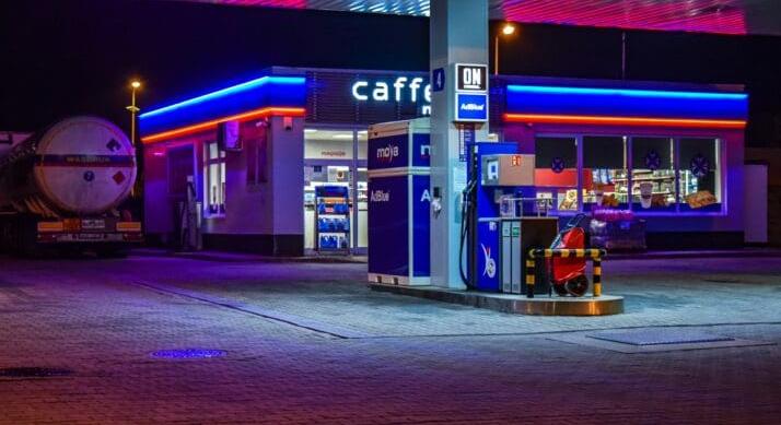 Rendkívüli lépést tett Lengyelország az üzemanyagok drágulása ellen – Húsvét előtt jöhet az adócsökkentés és az ársapka