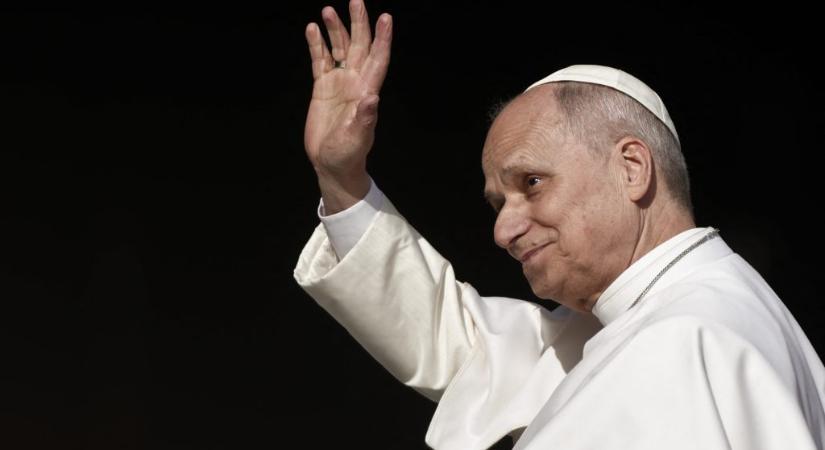 Monacóba látogatott a pápa, vagyonuk megosztására szólította fel a világ egyik leggazdagabb államának lakóit