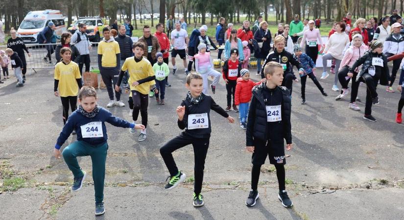 Jótékonysági futóversennyel segítették a GYEK-et – fotókkal, videóval