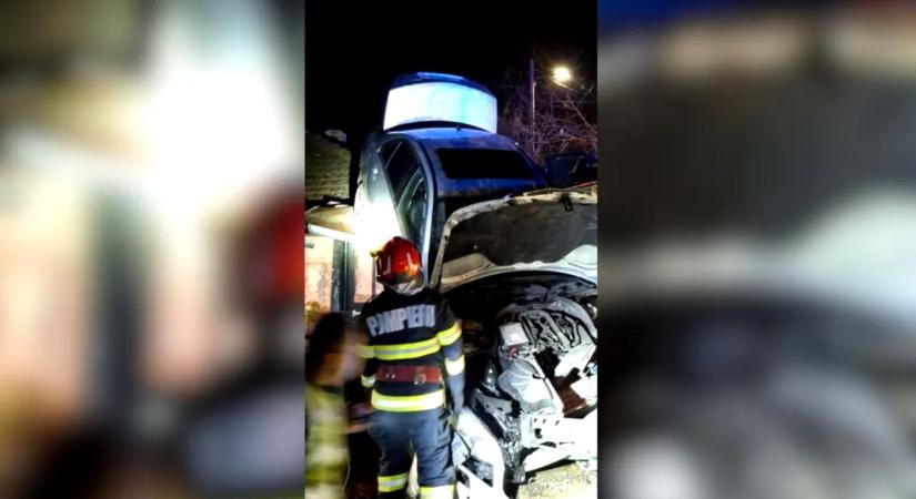 Elképesztő baleset: háztetőn landolt egy autó