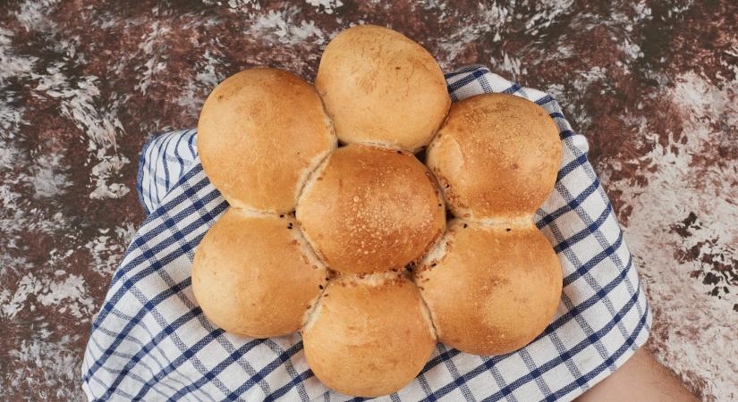 Süssön otthon ropogós zsemlét air fryerben néhány perc alatt