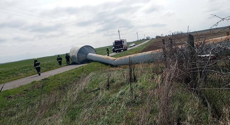 Tőből csavart ki a szél egy többtonnás víztornyot, elzárta a forgalom elől az utat