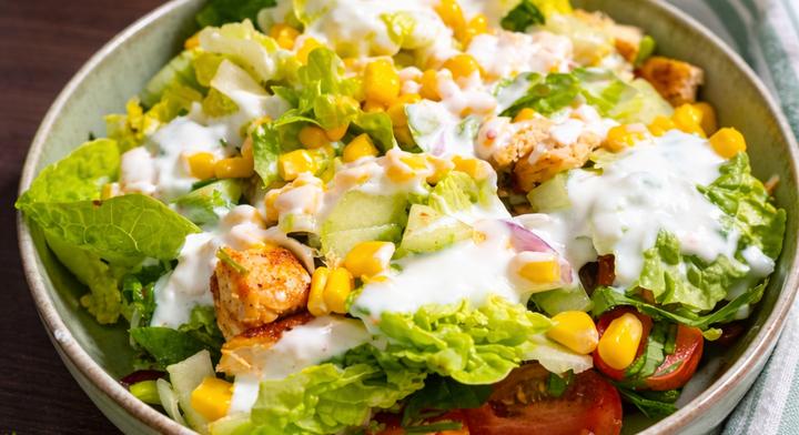 Mexikói csirkesaláta ropogós zöldségekkel: fűszeres, egészséges, kiadós ebéd