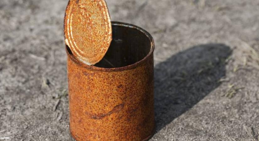 1950-es évekbeli sajtostészta-konzervet nyitott ki egy férfi – Így néz ki ma