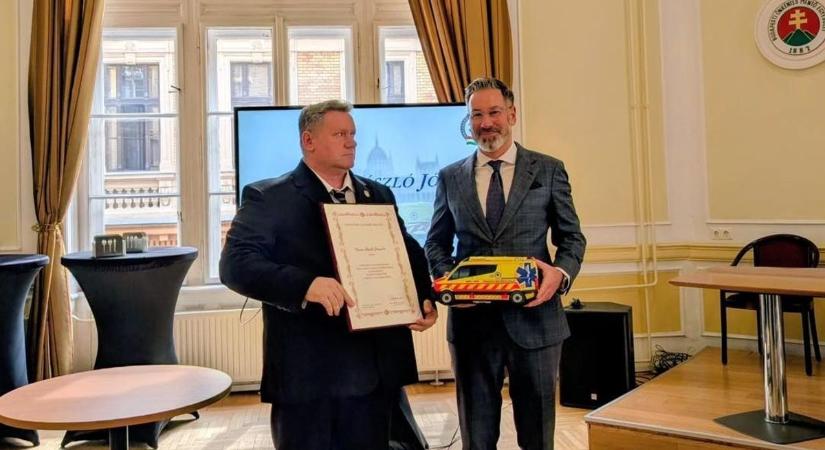 A lelkét adja a hivatásért és a tatabányai mentősökért, elismerték az állomásvezetőt