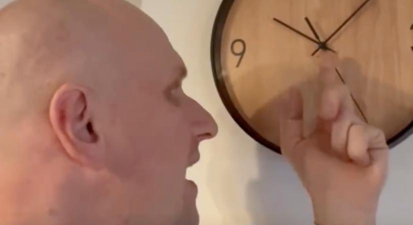 Fülöp Viktor az óraátállításról adott elő egy jelenetet, ami garantáltan megnyitja a nevetős könnycsatornákat
