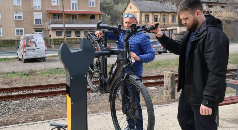 Szervizoszlop könnyít a kerékpárosok életén a város határában