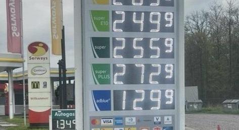 Barcsa Lajos egy kölni benzinkúton készült fotóval bizonygatja, mennyivel jobb itthon