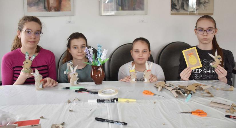 Tojástartó, képeslap és gipszfigurák – filléres, de szívből jövő húsvéti ötletek Jászberényből