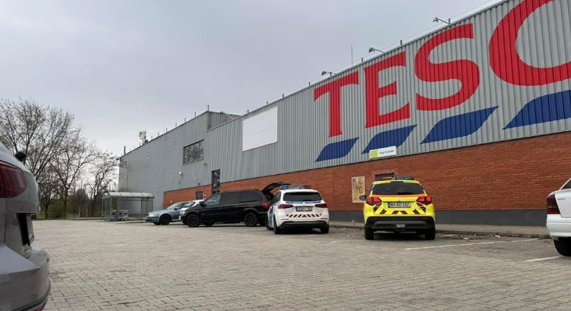 Drámai jelenetek a Tescónál: meghalt egy férfi szombaton délután