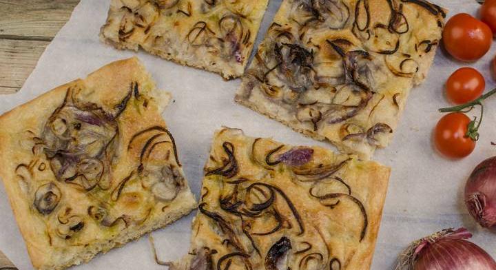 Házi focaccia sült hagymával: illatos és légies kenyér