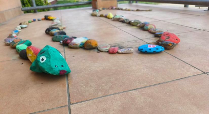 Tudja, mi tekergőzik Szolnok több pontján is? Ismerje meg Szellit és Rottit, akik kívánságokat teljesítenek – videóval!