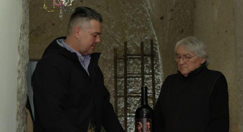 Egerben ünnepelt a film és a bor világa: Koltai Lajos barátja születésnapjára betegen is eljött