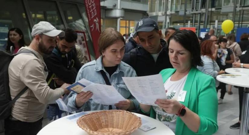 Tömegesen hagyják el az ukránok az EU egyik leggazdagabb országát, az okokat is megnevezték