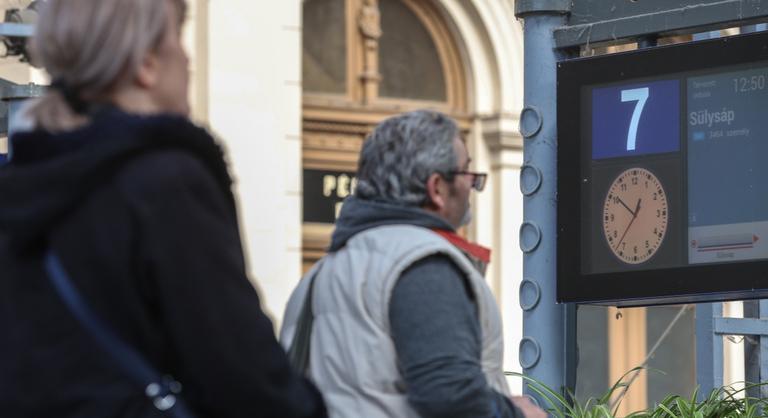 A MÁV-nál elfelejtették átállítani az órát, valótlan késések miatt kezdték el kiutalni a kártérítéseket