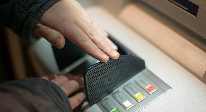 Hiába a rekord ATM-szám, visszaszorulóban a készpénzfelvétel Magyarországon