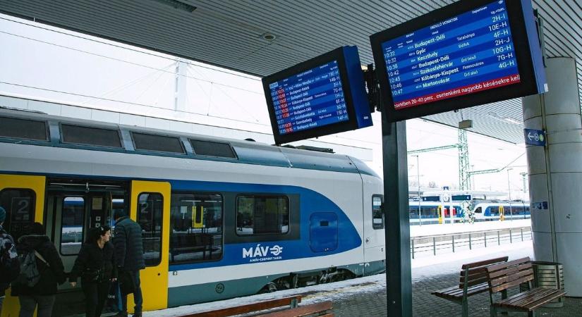 Zavar a Balatonnál: vonatokról pótlóbuszokra kell átszállni