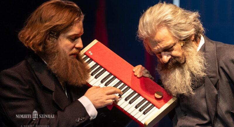 Tetemrehívás a színpadon – Vidnyánszky Attila rendezésében látható a Marxtőkéje a Nemzeti Színházban