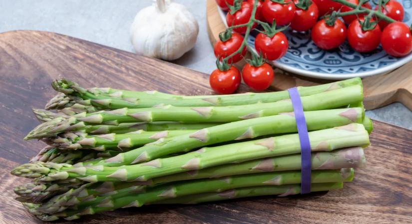 Így nem kell kidobnod a felét: ez a legjobb módszer a zöld spárga megtisztítására