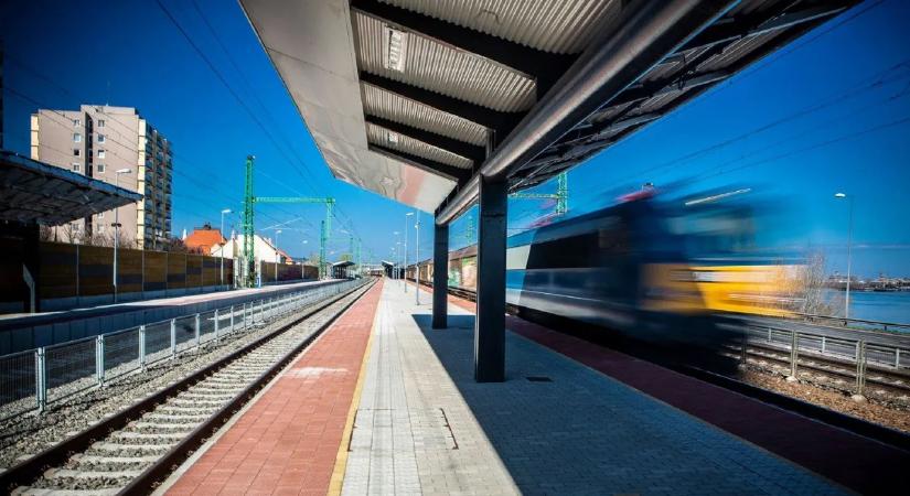 Teljes a káosz a Balatonnál: hatalmas a baj a vasúton, állnak a vonatok