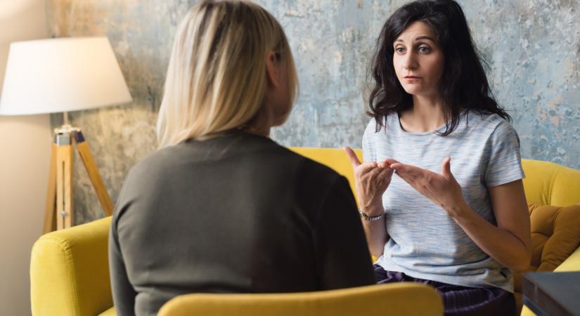 Ezt jelenti a pszichológia szerint, ha valaki állandóan mások szavába vág