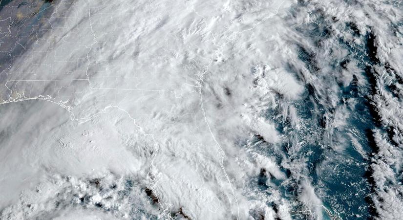 Víztárolót csapott az aszfalthoz az orkán, fotó is készült