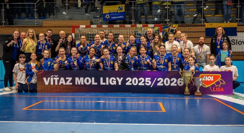 Átvette az újabb bajnoki serleget a HC DAC, amelynek még maradt célja az idényre