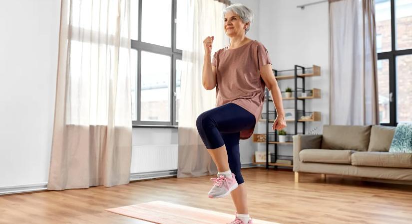 Ha a lábaid gyengék, gyorsabban öregszel: az edző erre az egyszerű otthoni gyakorlatsorra esküszik – 6. rész