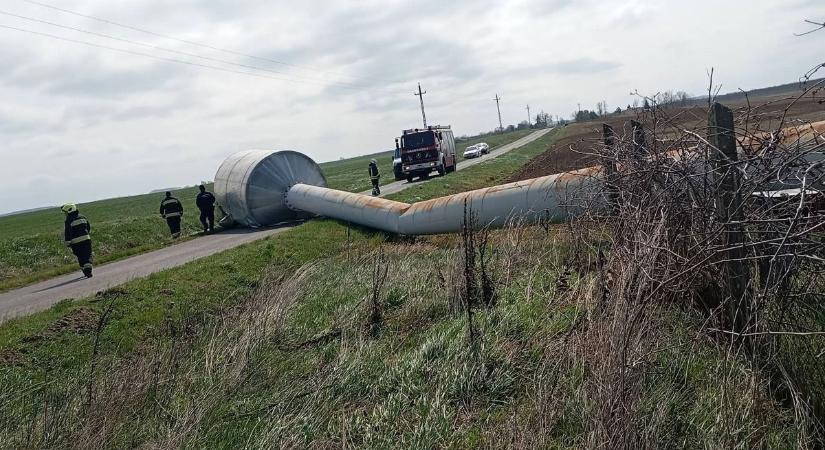 Tombolnak az elemek, egy víztornyot is kidöntött a brutális erejű szél