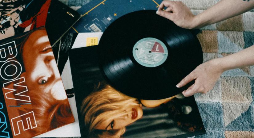 Milliárdos csalások a streamingben, hangulatjelentés, bakelit – a zenei nagyvilág legfrissebb hírei