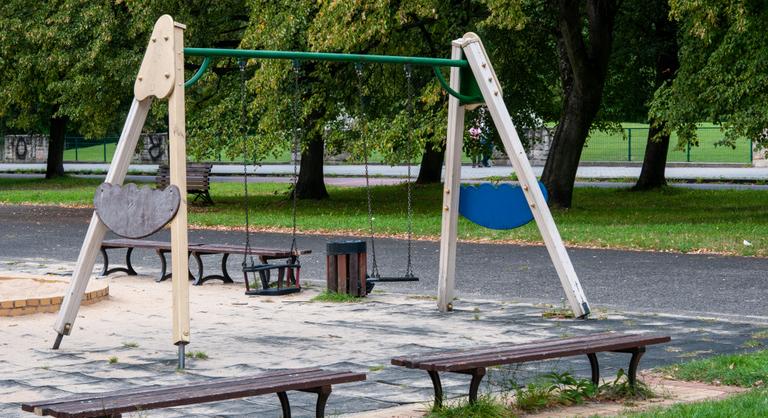 Nyakon talált egy kislányt az eltévedt katonai lövedék egy játszótéren