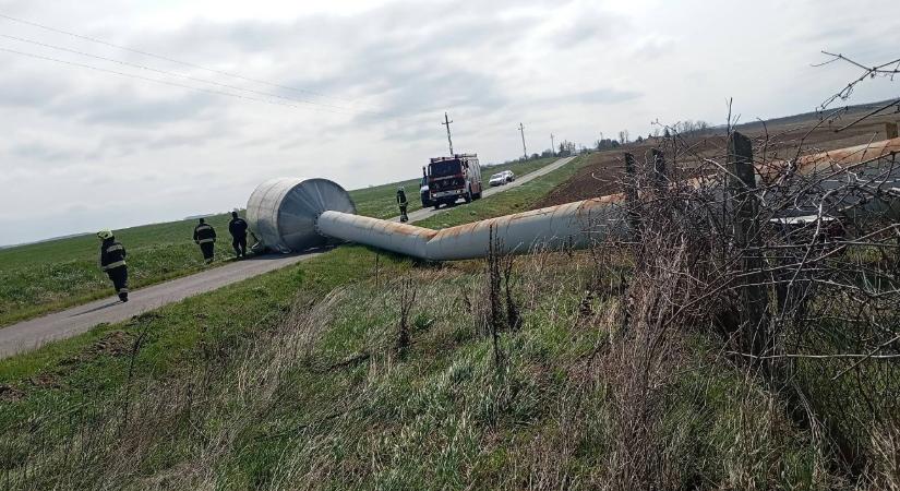 Víztornyot pusztított el a viharos szél Lengyeltótiban