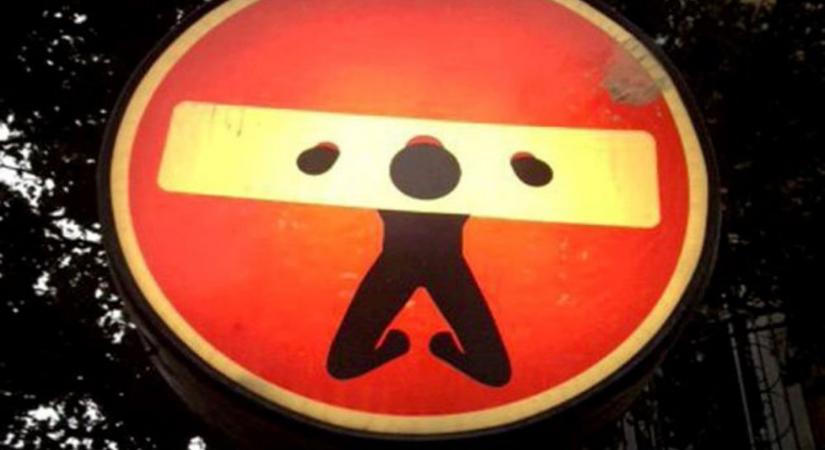 Ha ilyen KRESZ-táblával találkozik valaki, kötelező nevetni