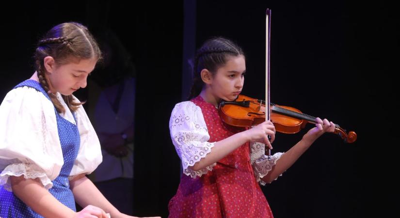 Együd Árpád is büszke lenne a hallottakra - majd fél évszázada nem tudják abbahagyni a “Hajlik a meggyfát”