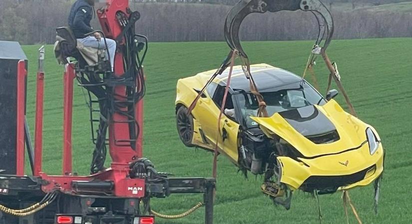 Totálkárosra törött a Corvette a Bakonyban, villanyoszlopot döntött ki - fotók